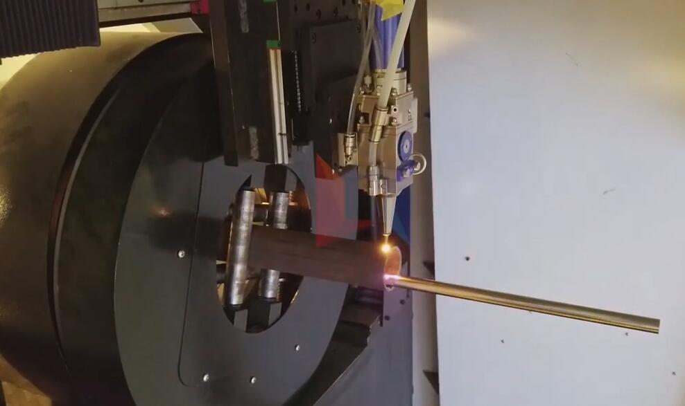 領(lǐng)秀激光LXF6020光纖激光切割機切割碳鋼管3mm